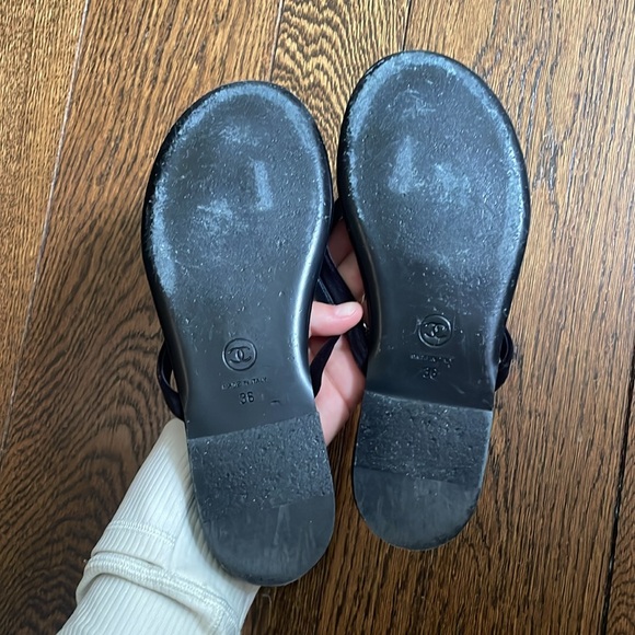 Chanel
2024 Interlocking CC Logo Flip Flops
Women's Size: 36 Black Velvet - Picture 5 of 5